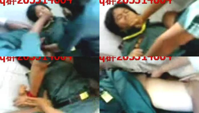 [真实自拍] 学生妹被女同学硬掰开双腿 让男同学来干