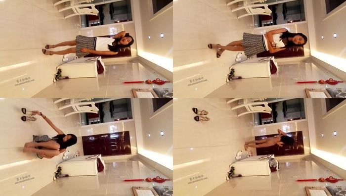 ★初中妹子在家全裸自拍★