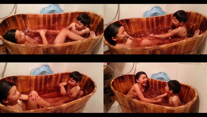 妈妈拍小学儿子和女儿共同洗澡