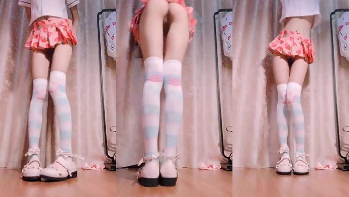 没有穿内裤 – 要不要掀开骚宝宝小短裙后入呀 – 扶着墙被主人操小骚穴