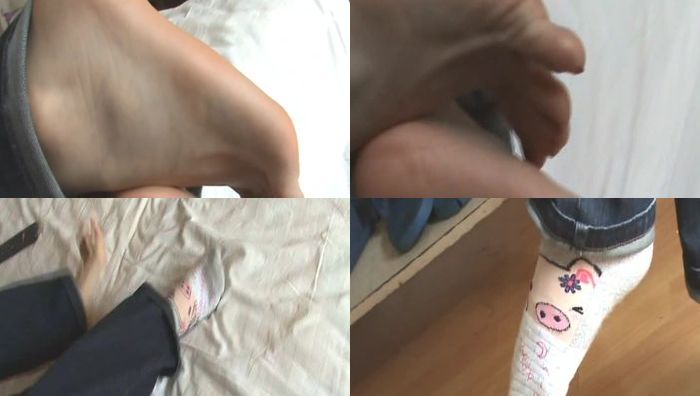 033茜茜裸足与棉袜