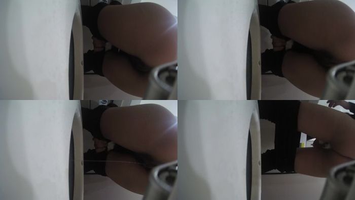 首发！地铁厕所偷拍黑衣黑裤少妇小穴也很黑逼缝快看不清了