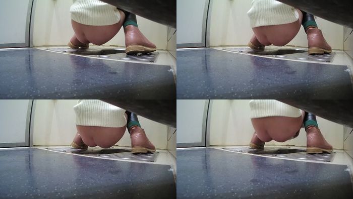 首发！高铁厕所偷拍年龄不大的妹子拉大号把菊花都要撑爆了