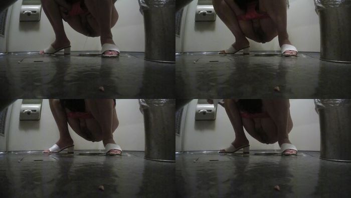 首发！高铁厕所偷拍穿白色拖鞋的熟妇