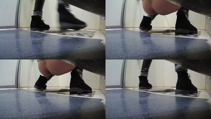 首发！高铁厕所偷拍穿黑色小皮衣的小姐姐白皙小臀