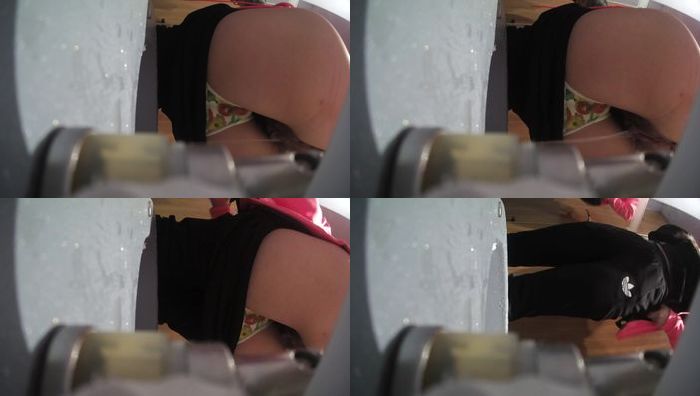 首发！高铁厕所偷拍红衣美女屁股撅的好高