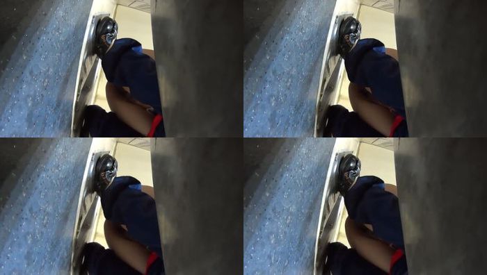高铁厕所偷拍动车乘务员人长得漂亮身材也是很好的