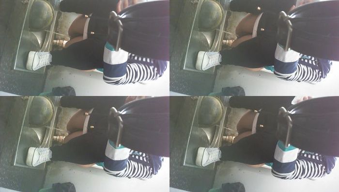 高铁厕所偷拍横条衫黑丝白球鞋漂亮的妹子嘘嘘可惜脸被挡了