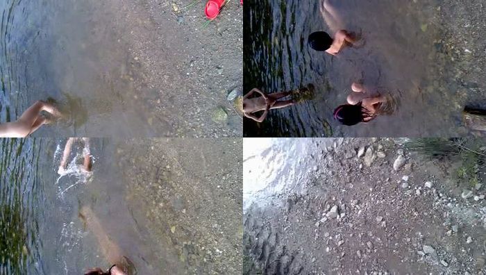 几个小女孩一丝不挂在河里洗澡