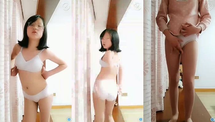 小初萌妹紫薇表演077