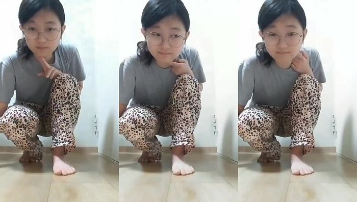 韩国眼镜妹 修剪阴毛 棉签撩逼  欠鸡巴操001